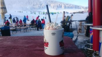 Im Talbereich können sich Skifahrer aufwärmen.