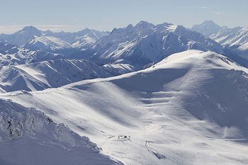Tiefschneehänge locken Freerider ins Skigebiet Ohau Snow Fields.