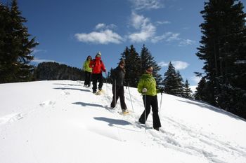 Auf Schneeschuhwanderungen kannst du die verschneite Landschaft erkunden.