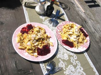 Die Einkehrhütten in Leutasch bieten traditionelle Tiroler Kost