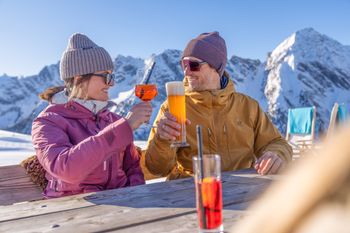 Einkehren und die Sonne genießen, kannst du unter anderem an der WhiteLounge am Ahorn.