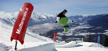 Im Funpark hat man fast das Gefühl, über Innsbruck zu springen. Auf einer Seehöhe von 1.600 Metern warten hier 25 verschiedene Elemente auf Freestyler.
