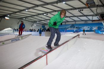 Freestyler fühlen sich im Snow Park wohl, wo sie ihre Fähigkeiten an Obstacles beweisen können