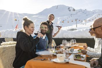 Die vielfältige alpine Gastronomie - von gemütlichen Hütten mit regionaler Küche bis zu erstklassigen Restaurants im Skigebiet und im Ort - komplettiert das Angebot im Skigebiet Samnaun/Ischgl.