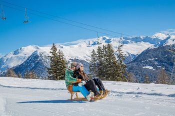 Zurück nach Davos Platz kannst du über die 2,8 Kilometer lange Schlittelbahn fahren.