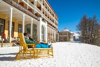 Auf der Terrasse der Schatzalp kannst du bei sonnigem Wetter entspannen.