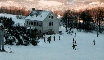 In der Hütte am Skigebiet Sebnitz kann nicht nur Skiausrüstung geliehen werden, sondern sich auch mit einem Snack gestärkt werden