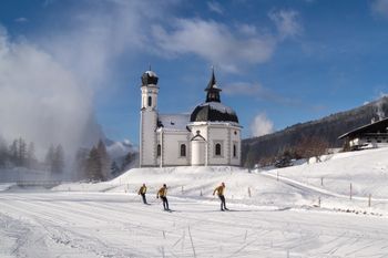 Am Tag und teilweise auch nachts kann man in Seefeld auf der Loipe seine Runde drehen.