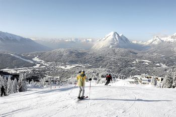 Vom Skigebiet aus hat man einen traumhaften Ausblick auf Seefeld und die umliegende Bergwelt.