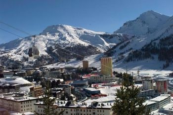 Anfang der 1930er Jahre ließ Fiat Gründer Giovanni Agnelli Senior zwei Hotels und zwei Seilbahnen bauen und legte damit den Grundstein für den Wintersportort Sestriere.