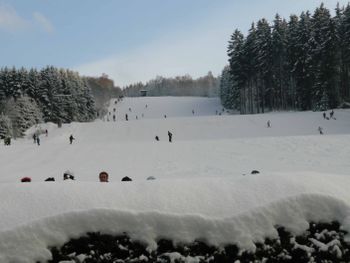 Am 600 Meter langen Burbach Doppelankerlift sind sowohl Skifahrer als auch Snowboarder willkommen.