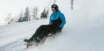 Der Pistenbock ist lenkbar, hat Bremsen und ist gefedert