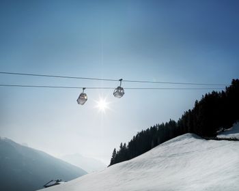 Die Gondelbahn bringt dich ins Skigebiet.