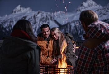 Samstags sind im Februar, März und April einige Restaurants und Bars am Berg länger in Betrieb.