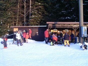Für das leibliche Wohl ist im Ski Imbiss oberhalb des Lift 3 bestens gesorgt.