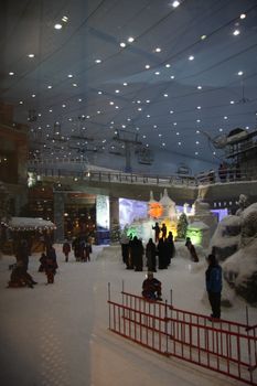 Durch große Fensterfronten kannst du vom Einkaufszentrum das Geschehen in der Skihalle mitverfolgen.