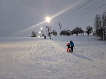 Die Piste ist täglich bis in die Abendstunden beleuchtet.
