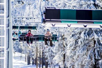 Insgesamt 13 Sessellift befördern die Wintersportler im Skigebiet Winterberg.