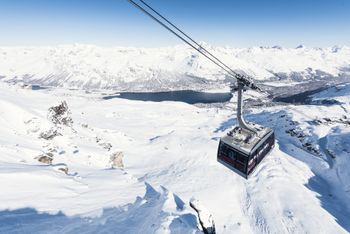 Schon die Fahrt mit der Bergbahn auf den Corvatsch besticht mit einer einmaligen Aussicht.