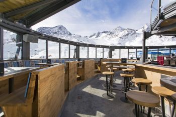 Das Schneekristall Pavillon mit geöffnetem Dach bei schönem Wetter