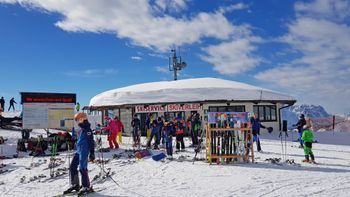 Einen Skiservice und Skiverleih gibt es direkt beim Einstieg zum Triassic Park.