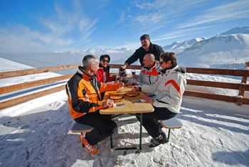 Beim Laui Wisel auf der Terasse eine Käseschnitte geniessen