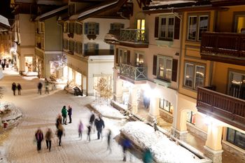 Was Après Ski und ein ordentliches Nachtleben angeht, gibt es eine Menge Pubs und Bars in Sun Peaks zu erkunden. Bottom’s Bar & Grill sowie The Club sind einen oder auch zwei Besuche wert.