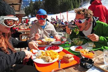 99 Bergrestaurants sorgen für das leibliche Wohl der Wintersportfans im französisch-schweizerischen Skigebiet Portes du Soleil.