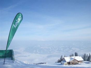 Von den Hütten an der Petze genießen Wintersportler einen herrlichen Blick auf Großglockner und Koralpe.