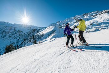 Dank der Beschneiungsanlage 4.0 sind alle Haupt- und Verbindungspisten am Pizol zuverlässig schneesicher – von Dezember bis April.