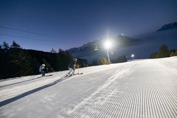 Jeden Freitag wird am Pizol unter Flutlicht gefahren – 3,5 beleuchtete Pistenkilometer sorgen für Nachtskilauf-Atmosphäre.