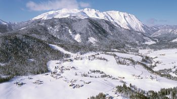 Steinberg am Rofan - dahinter das große Bergmassiv des Unnutz