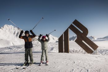 Beliebter Fotospot: Das Logo des Skigebiets Ratschings.