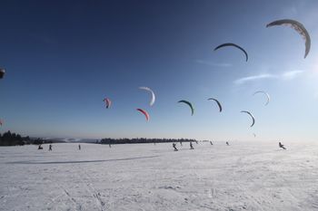 Dutzende Snowkiter versammeln sich im Skigebeit Wasserkuppe um die optimalen Windverhältnisse zu nutzen.