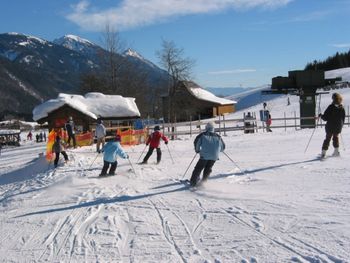 Das Skigebiet wartet mit insgesamt vier gut präparierten Pistenkilometern auf.