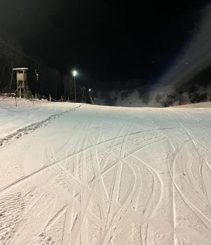 Die Piste kann zum Nachtskifahren beleuchtet werden.
