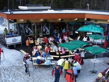 Der Arena Treff unweit der Talstation lädt zum Après Ski ein.