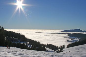 Traumhaft ist die Panoramaabfahrt mit Blick über das Nebelmeer.