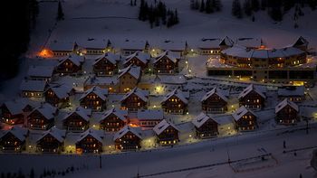 Blick auf die Marktgemeinde Rennweg am katschberg bei Nacht.