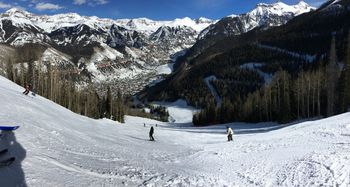 Aussicht auf die schwarze Abfahrt Milk Run vom San Sophia Outlook. Im Hintergrund sind die Free Gondola und der Coonskin Lift zu sehen.