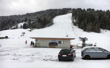 Der Parkplatz liegt direkt am Schlepplift in Hinterthiersee.