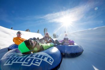 Snow Tubing im Adventure Ridge Park.