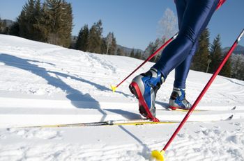 Klassischer Langlauf durch den Winterwald