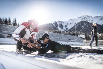 Zum umfangreichen Kursangebot zählen im Antholzertal neben Langlauf- auch Biathlonkurse.