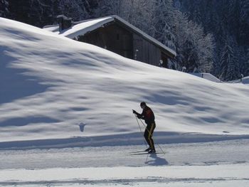 Die Loipe führt an traditionellen Häusern im Schweizer Ort Champéry vorbei.