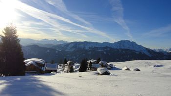 Tief verschneit ist im Winter die Emberger Alm
