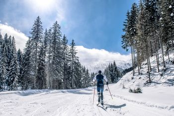 The intermediate Angertalloipe is especially suited to more experienced cross-country skiers.