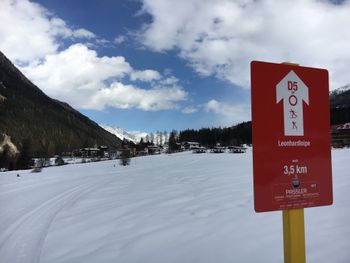 Der Einstieg zur Leonhard-Loipe ist direkt an der Einfahrt zum Parkplatz des Skigebiets in St. Jakob.