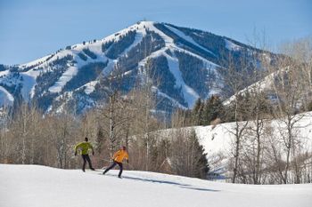 Genieße den Blick auf die Berge beim Langlauf im Sun Valley.