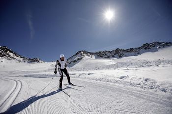 Die Hochjoch-Loipe verläuft über offenes Gelände am Gletscher und wird für beide Stile präpariert.